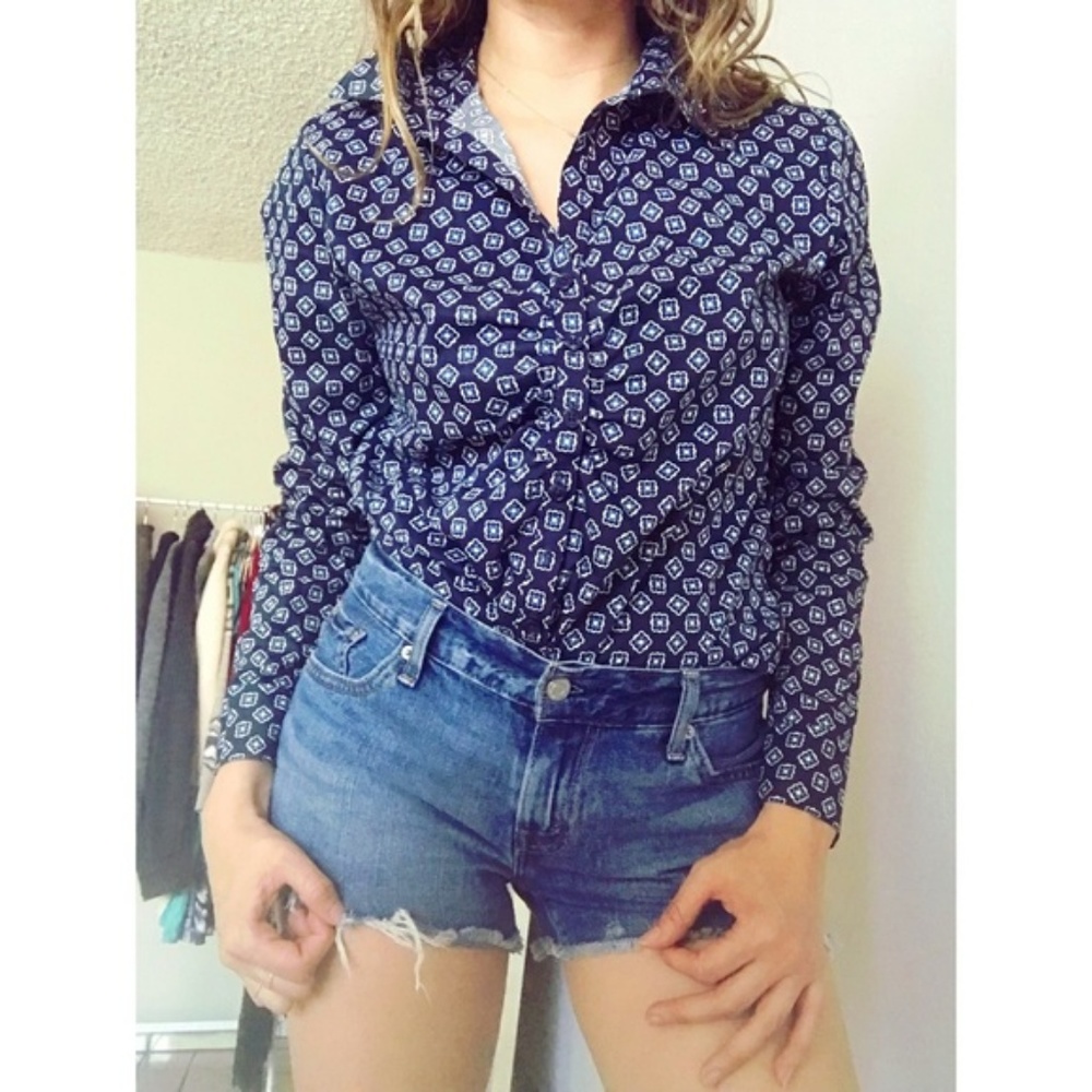 Vanheusen casual 👚 Size L. NWT.🔵🔵